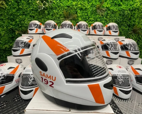 Capacetes SAMU 192 brancos com faixa laranja personalizados