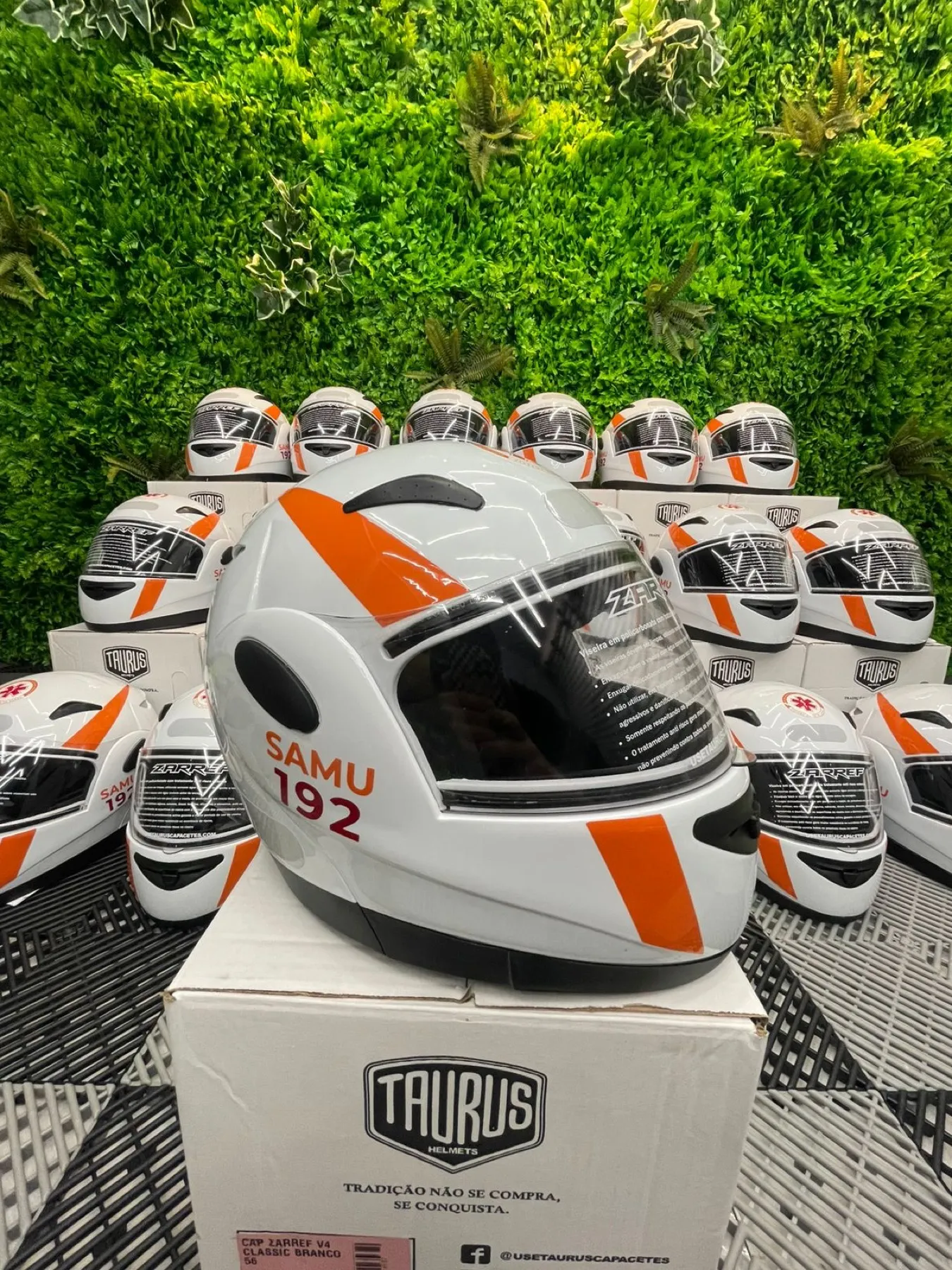 Capacetes SAMU 192 brancos com faixa laranja personalizados