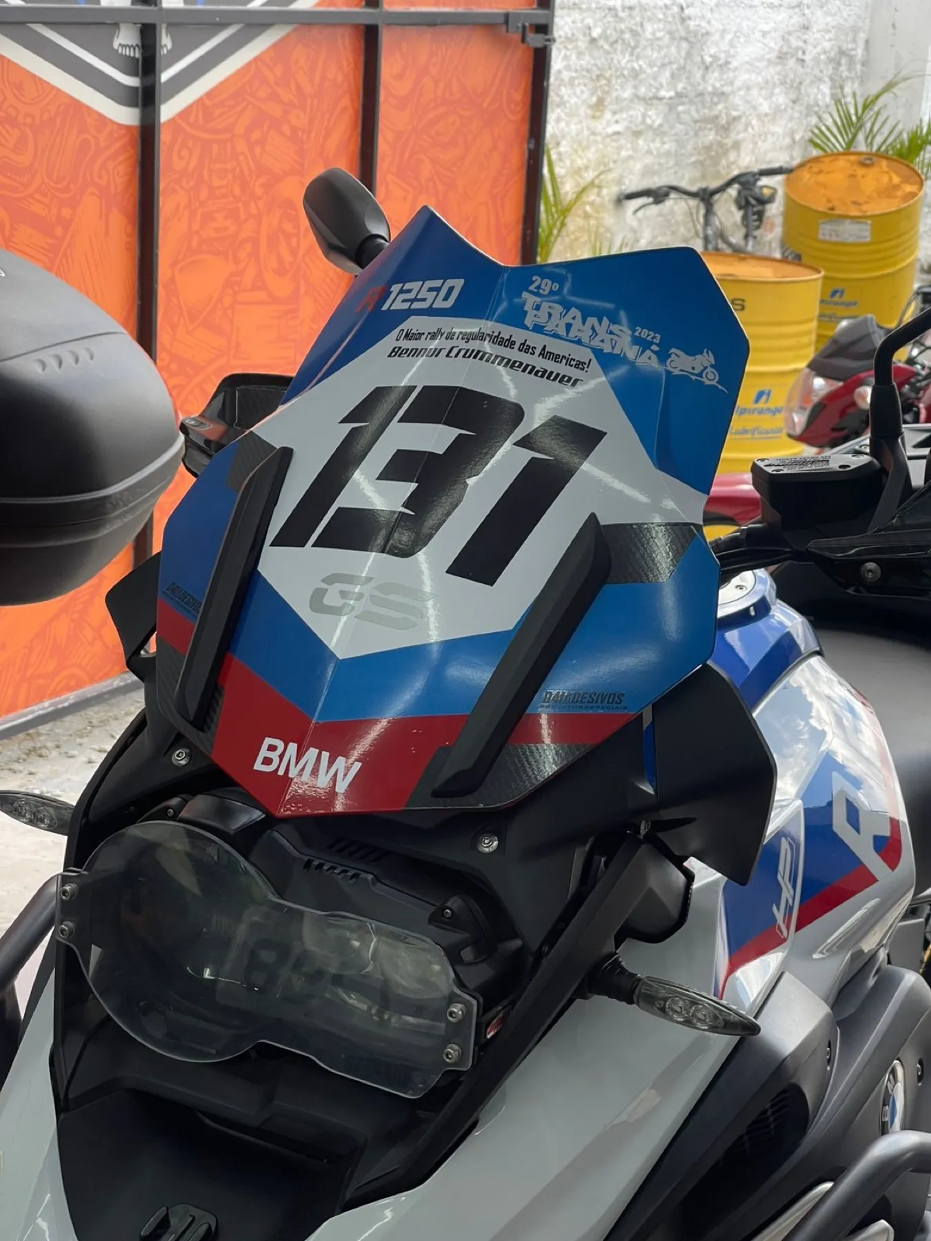 BMW R1200 GS preta fosca com grafismo laranja Adrenalina Motos