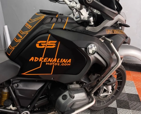 Suzuki GSX-S azul naked com adesivagem na loja 041 Adesivos