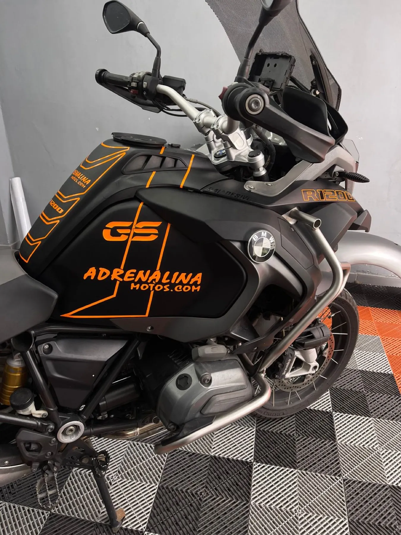 Suzuki GSX-S azul naked com adesivagem na loja 041 Adesivos