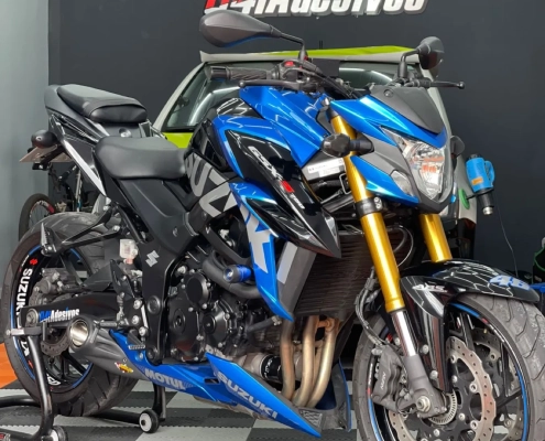 Suzuki GSX-S azul e preta com frisos nos aros