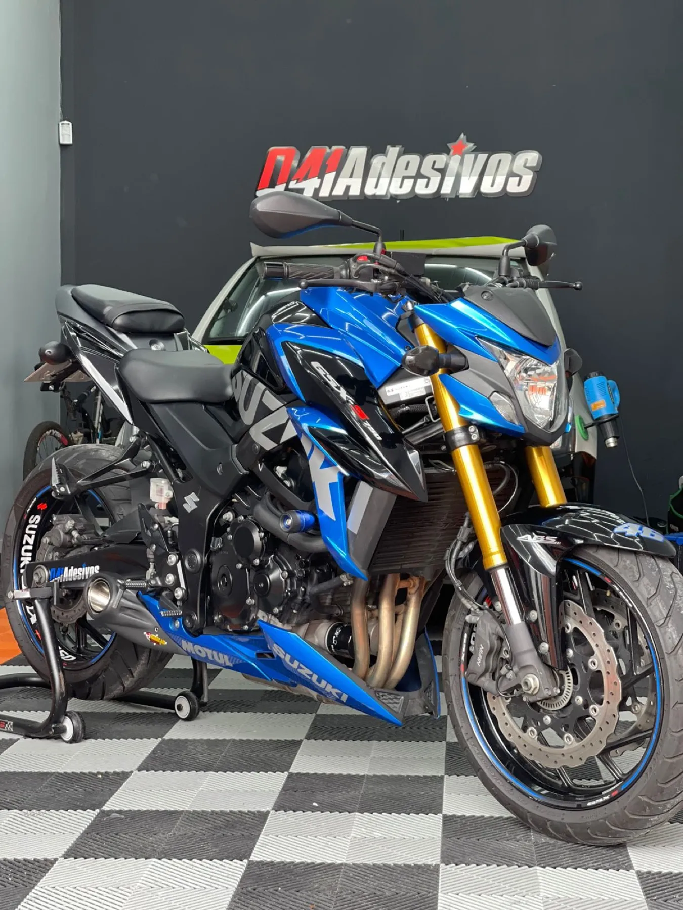 Suzuki GSX-S azul e preta com frisos nos aros