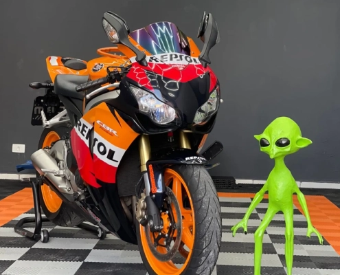 Yamaha XJ6 grafite fosca com aros azuis na loja ALLTAK