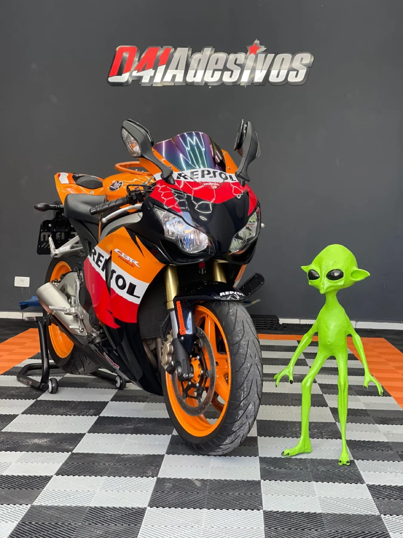 Yamaha XJ6 grafite fosca com aros azuis na loja ALLTAK